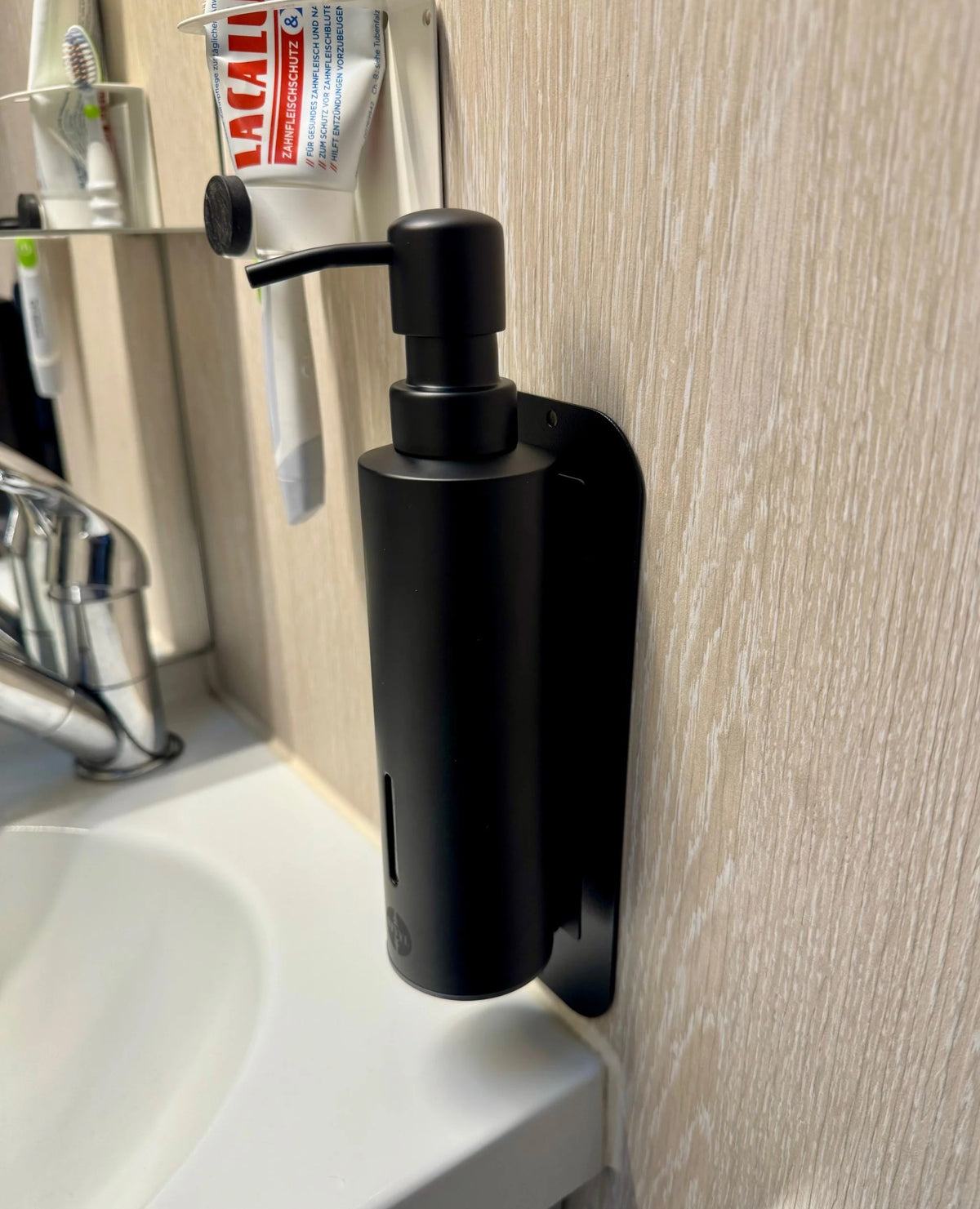 Magnetischer Spender für flüssige Seife, Duschgel, Shampoo, Geschirrspülmittel / by STYYL