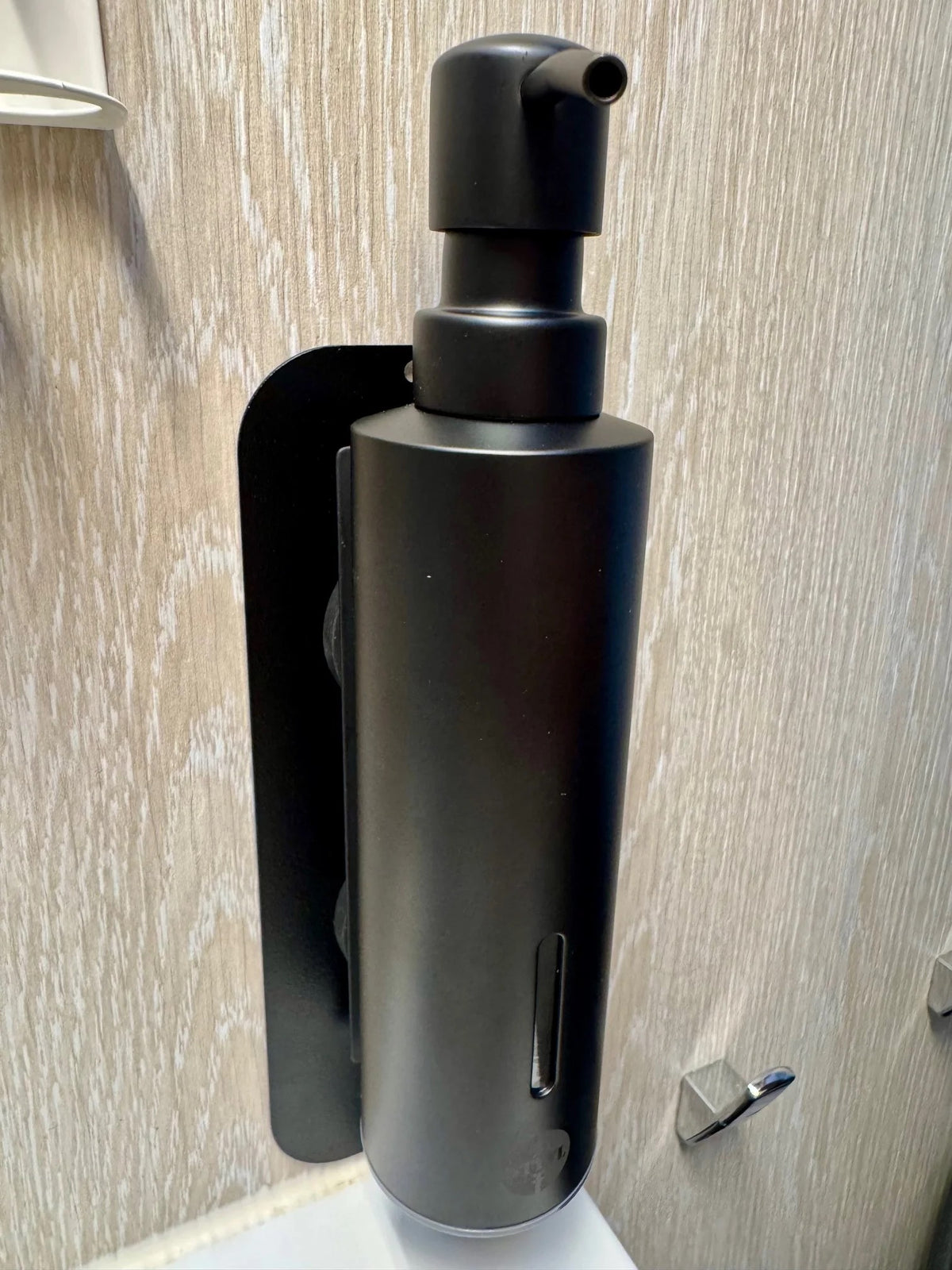 Magnetischer Spender für flüssige Seife, Duschgel, Shampoo, Geschirrspülmittel / by STYYL