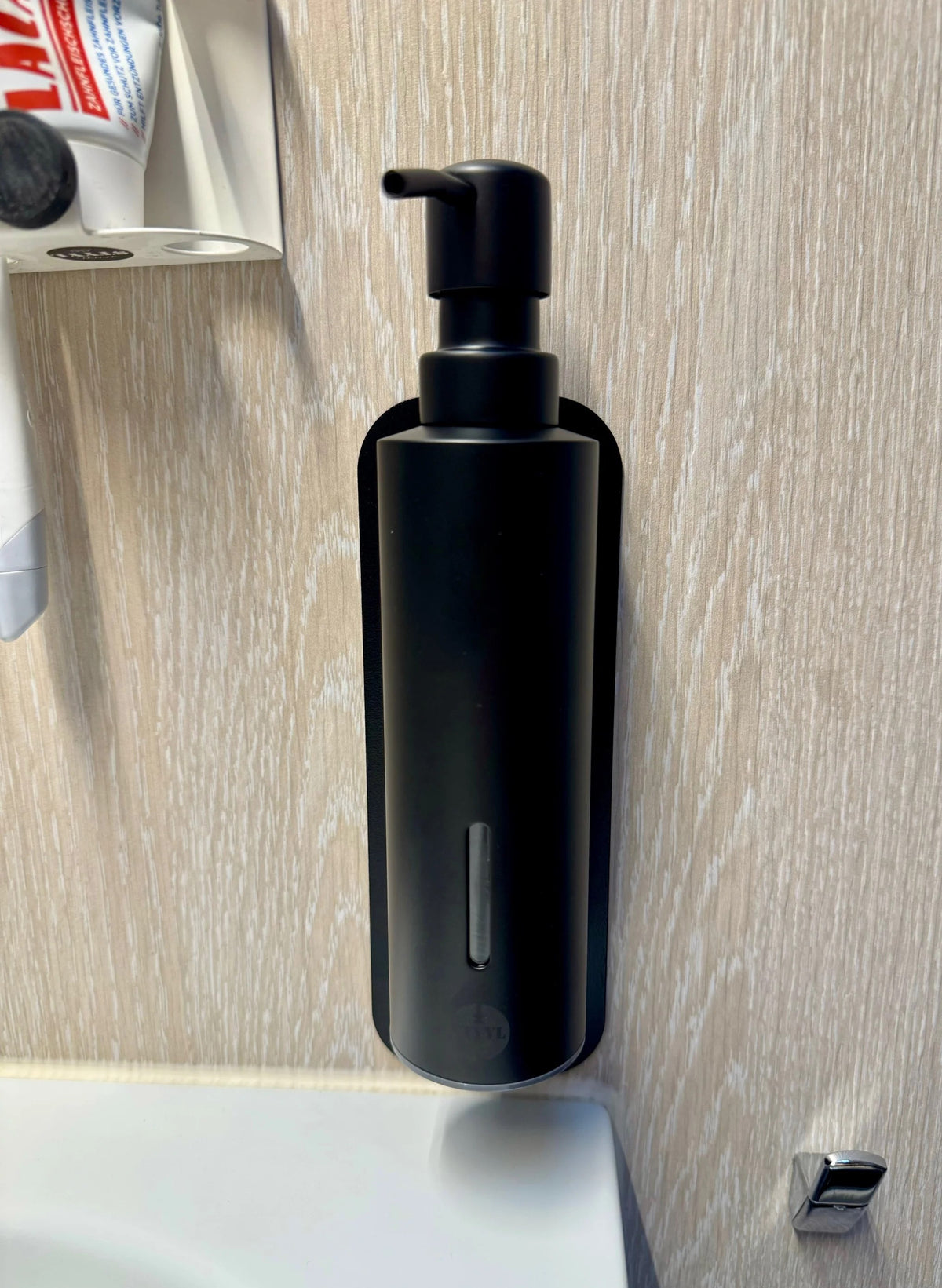 Magnetischer Spender für flüssige Seife, Duschgel, Shampoo, Geschirrspülmittel / by STYYL