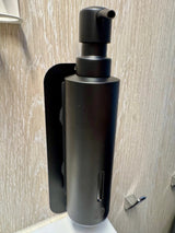 Magnetischer Spender für flüssige Seife, Duschgel, Shampoo, Geschirrspülmittel / by STYYL