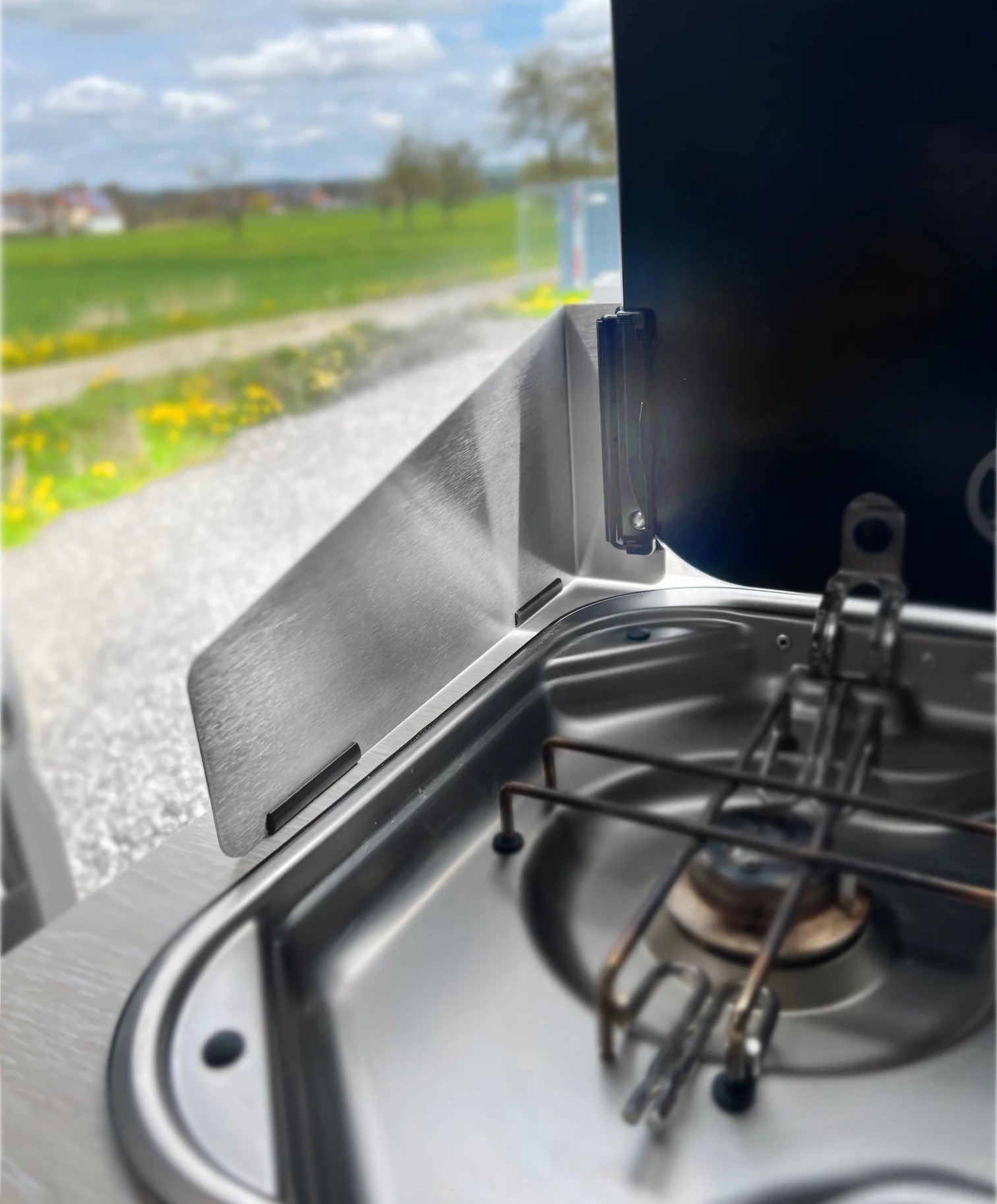 Windschutz Küchenzeile an der Kastenwagen Schiebetür / by STYYL