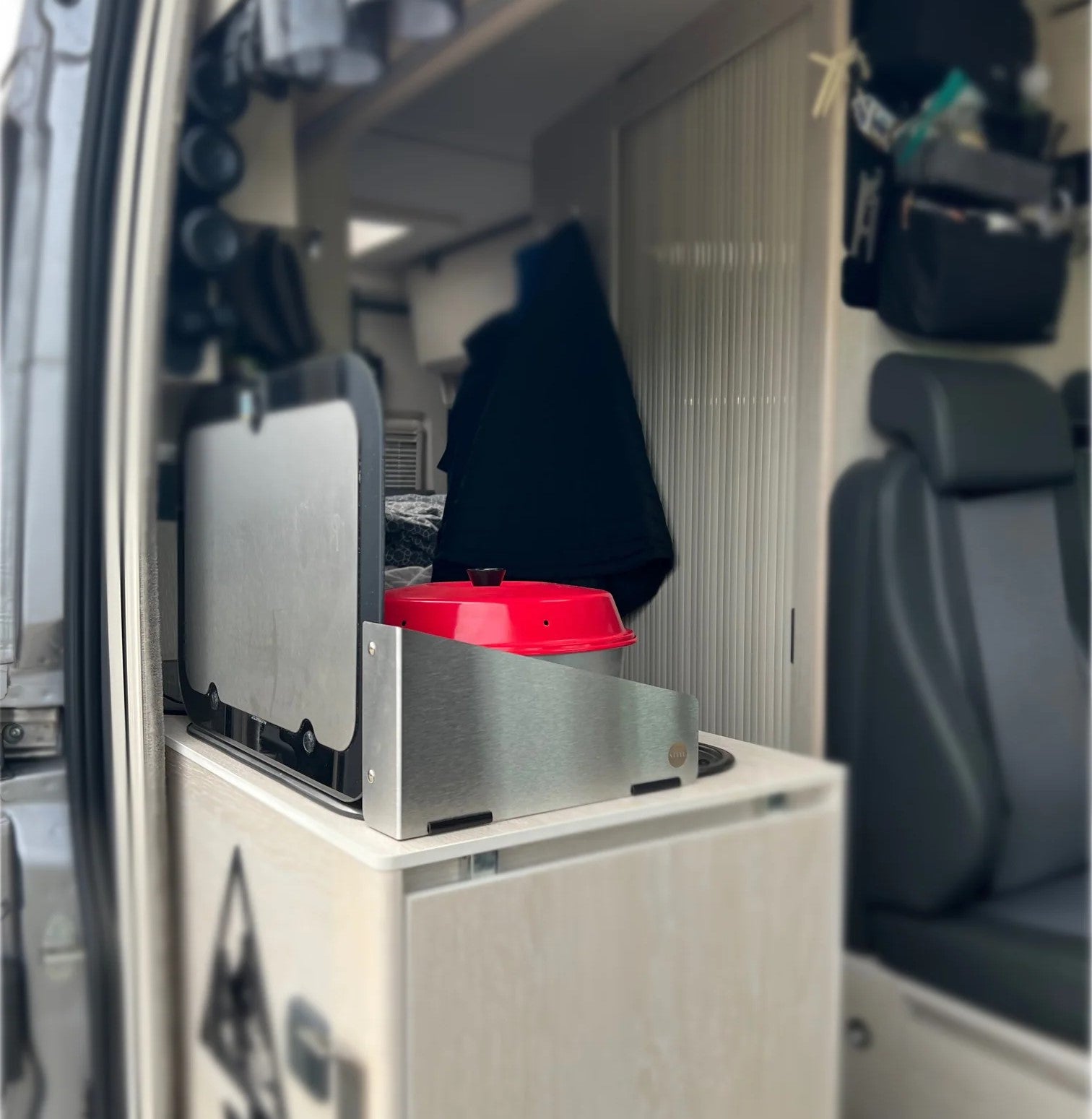 Windschutz Küchenzeile an der Kastenwagen Schiebetür / by STYYL